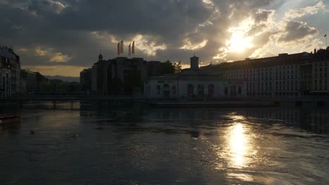 Sonnenuntergang-Himmel-Genf-Stadt-am-See-Bucht-Slow-Motion-Panorama-4k-Schweiz