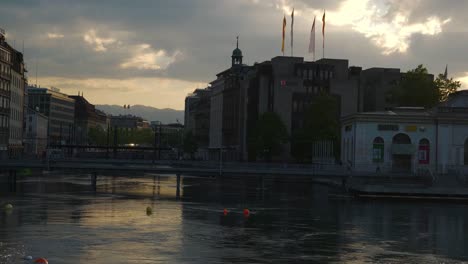 puesta-de-sol-cielo-Ginebra-ciudad-junto-al-lago-bay-peatonal-puente-lenta-panorama-4k-Suiza