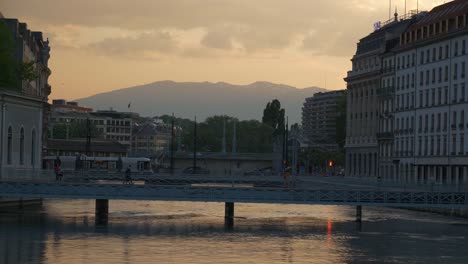 Sonnenuntergang-Himmel-Genf-Stadt-am-Fluss-Bucht-langsam-motion-Panorama-4k-Schweiz