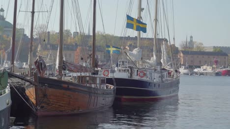 La-bandera-de-Suecia-en-cada-barcos-en-el-puerto-de-Estocolmo