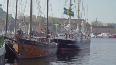 Die-Flagge-Schwedens-auf-jedem-Booten-im-Hafen-von-Stockholm