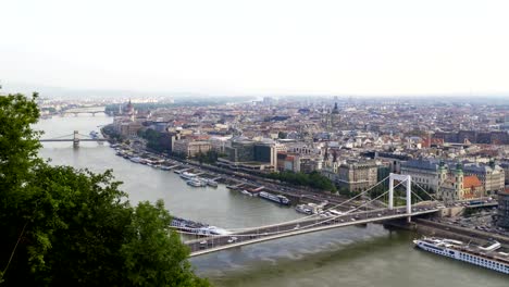 Timelapse,-vista-desde-arriba-en-la-ciudad-de-Budapest,-distrito-histórico-y-río-Danubio-en-Hungría