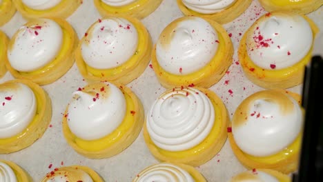Die-gelben-Cupcakes-mit-weißer-Glasur-an-der-Spitze