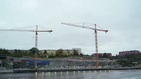 Hoher-Turmkräne-auf-dem-Hafengelände-in-Stockholm-Schweden