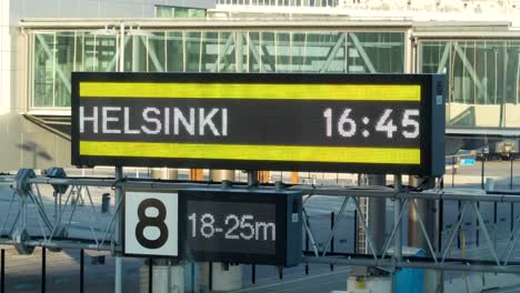 La-señalización-a-Helsinki-en-él-en-el-terminal-en-Estocolmo-Suecia