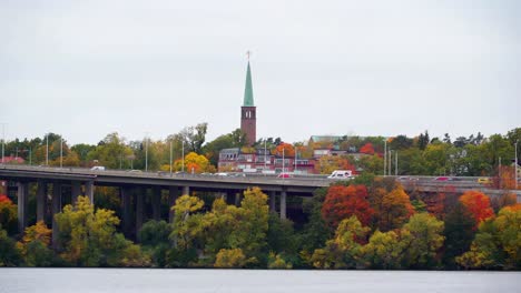 Viele-Autos-vorbei-über-die-Brücke-in-Stockholm-Schweden