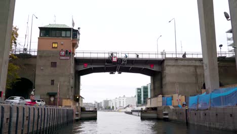 Die-Schleuse-des-Turms-in-Stockholm-Schweden