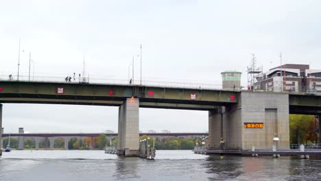 Die-Fußgängerbrücke-in-die-Stadt-Stockholm-in-Schweden