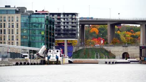 Annäherung-an-die-Brücke-und-den-Zug-in-Stockholm-Schweden