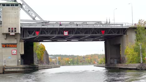 Die-Tower-Bridge-von-der-Schleuse-in-Stockholm-Schweden