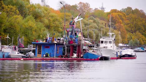 Ein-kleines-Holzhaus,-schwimmen-auf-dem-Seewasser-in-Stockholm-Schweden