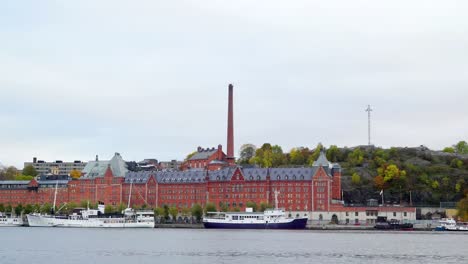 Näher-an-das-rote-Gebäude-auf-Stockholm-Schweden