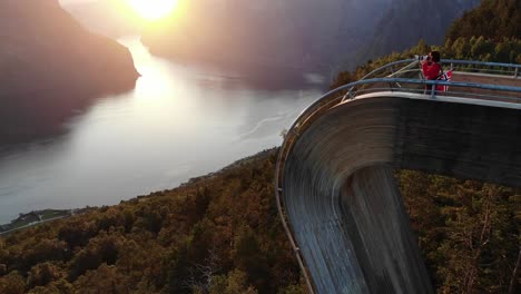 Turistas-disfrutando-de-vista-fiordo-en-mirador-de-Stegastein-Noruega