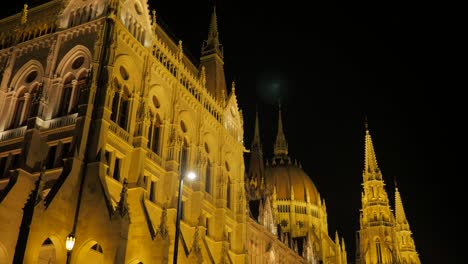 Parlamento-Nacional-Húngaro,-situado-en-el-río-Danubio-y-la-ciudad-de-Budapest-por-la-noche-4K