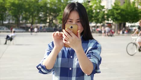 Happy-woman-communicating-with-cellphone-in-modern-city