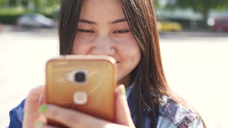 Happy-woman-communicating-with-cellphone-in-modern-city