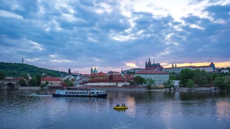 Prag-Stadt-Skyline-von-Tag-zu-Nacht-Zeitraffer-in-Tschechien,-Zeitraffer-4K