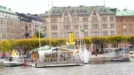 Der-Passagier-Kante-auf-der-einen-Seite-des-Hafens-in-Stockholm-Schweden