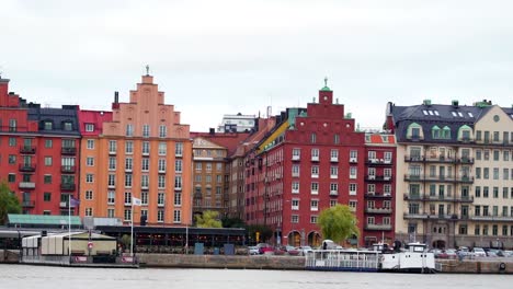 Roten-Hochhäuser-über-die-Straßen-in-Stockholm-Schweden