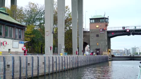 Der-Blick-auf-die-Seite-des-Tores-Brücke-in-Stockholm-Schweden