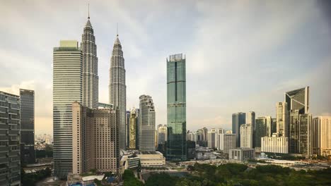 Sonnenuntergang-Tag-und-Nacht-in-Kuala-Lumpur-Skyline-der-Stadt.