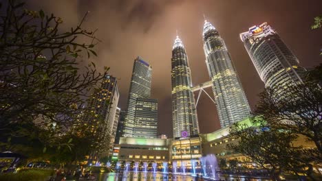 día-al-atardecer-a-la-noche-en-el-horizonte-de-la-ciudad-de-Kuala-Lumpur.