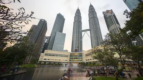 Sonnenuntergang-Tag-und-Nacht-in-Kuala-Lumpur-Skyline-der-Stadt.