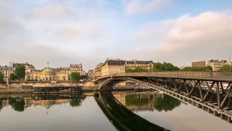 Lapso-de-tiempo-de-Francia-París-4K,-timelapse-del-skyline-de-ciudad-en-el-río-Sena-y-Passerelle-Leopold-Sedar-Senghor