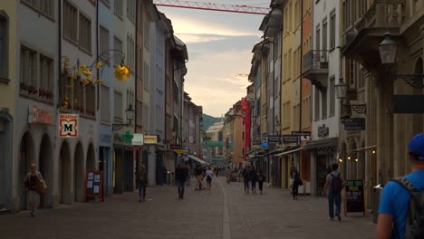 hora-de-la-tarde-Winterthur-ciudad-famosa-calle-peatonal-panorama-cámara-lenta-4k-Suiza