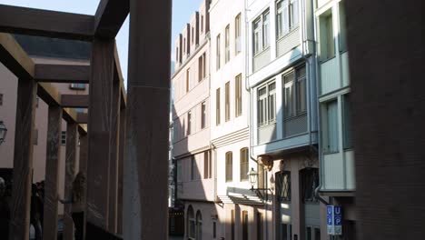 Frankfurt-Altstadt-Architektur-und-Menschen