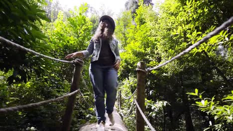 Joven-mujer-caminando-por-el-maravilloso-parque