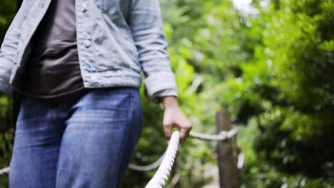 Mujer-de-cultivo-tocar-la-baranda-de-cuerda