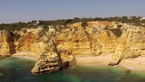 Vista-aérea-de-praia-Marinha-del-Algarve-en-Portugal