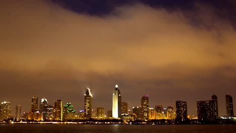 Vista-nocturna-del-centro-de-la-ciudad-de-San-Diego