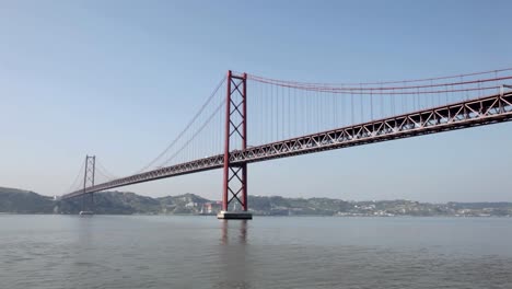 Ponte-25-de-Abril-(Aprilmesse)-bridge-in-Lissabon