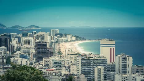 Zeitraffer-Aufnahme-von-Ipanema-Beach-und-die-skyline-von-Rio-de-Janeiro-in-Brasilien