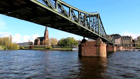 Puente-sobre-el-río-Main-de-Frankfurt