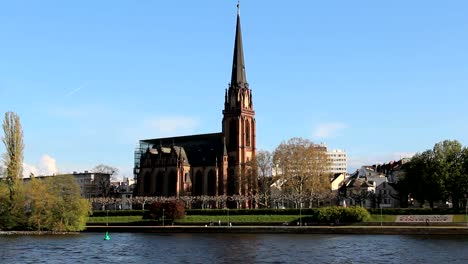 Gotische-Kirche-am-Fluss