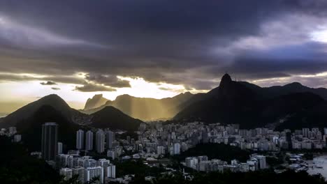 Brasilien-und-Rio-Sonnenuntergang-gesehen-von-den-Sugar-Loaf-rocks