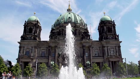 Cathedral-of-Berlin-with-fountain