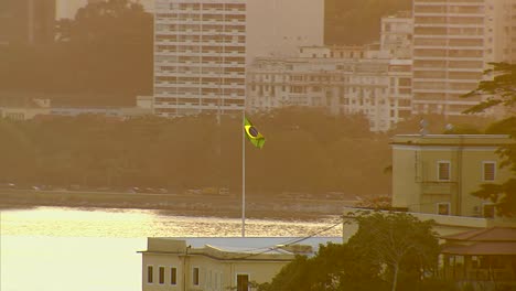 Bandera-Brazillian-agitando-en-la-luz-del-sol,-Rio-de-Janeiro,-Brasil