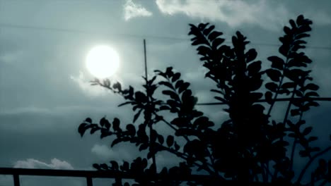 Vollmond-in-den-dunklen-Wolken