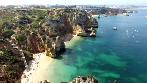 Vista-aérea-de-rocas-naturales-cerca-de-Lagos-del-Algarve-en-Portugal