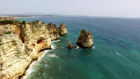 Vista-aérea-de-rocas-naturales-cerca-de-Lagos-del-Algarve-en-Portugal