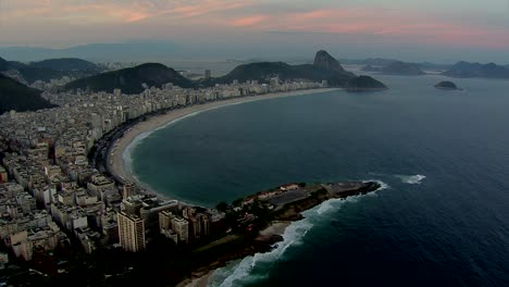 Flying-over-Rio-de-Janeiro,-Brasil,-la-playa-al-atardecer