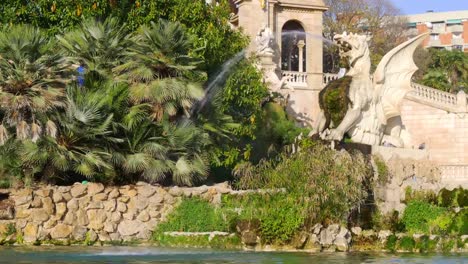 barcelona-ciutadella-park-fountain-sonnigen-Tag-4-k-Spanien