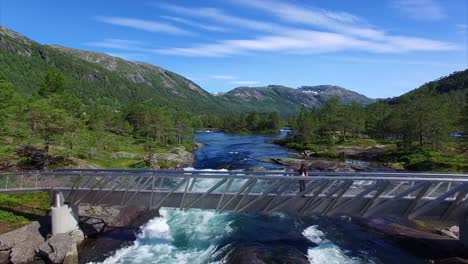 Junge-Mädchen-beobachten-Wasserfall-Likholefossen