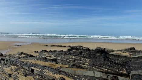 Rocas-y-mar-en-playa-Vale-Figueiras-en-Portugal