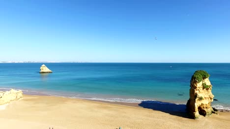 Rocas-naturales-en-Praia-D\'Ana-en-Lagos-de-Algarve-en-Portugal