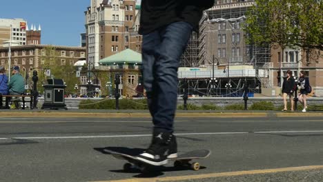 Dos-jóvenes-hombres-Skateboarding-Victoria-Canadá